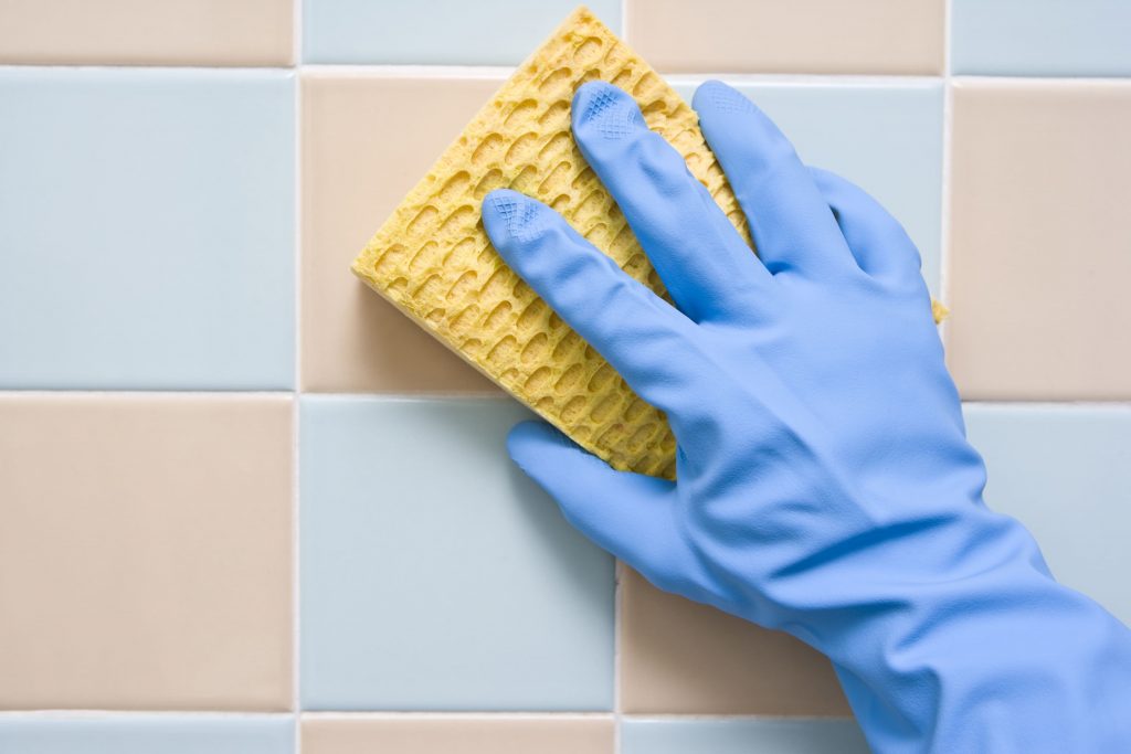 nettoyer joints salle de bain avec une éponge