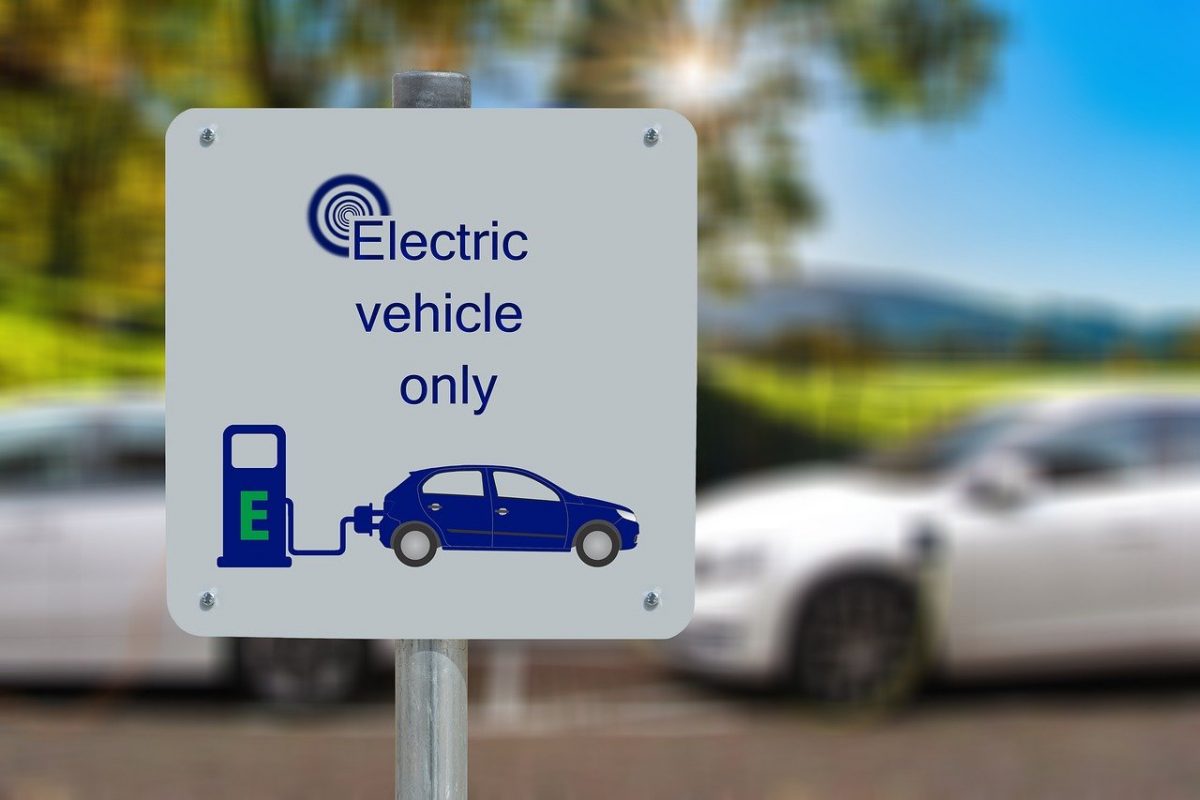 panneau-voiture-electrique-seulement