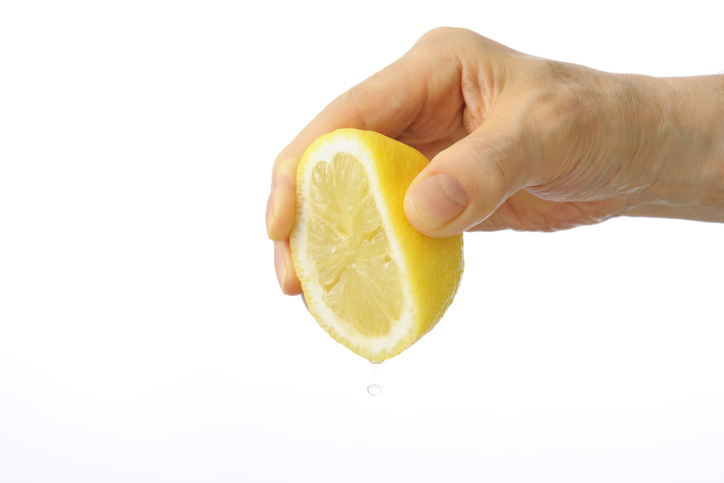 Le jus de citron est très efficace pour laver les vitres
