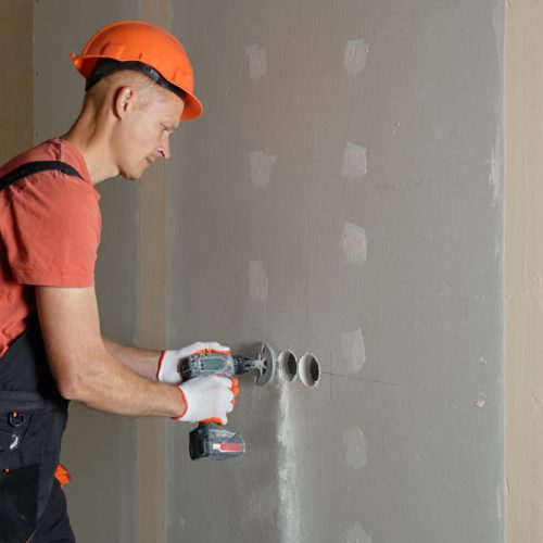 Comment installer une prise électrique dans une cloison ?