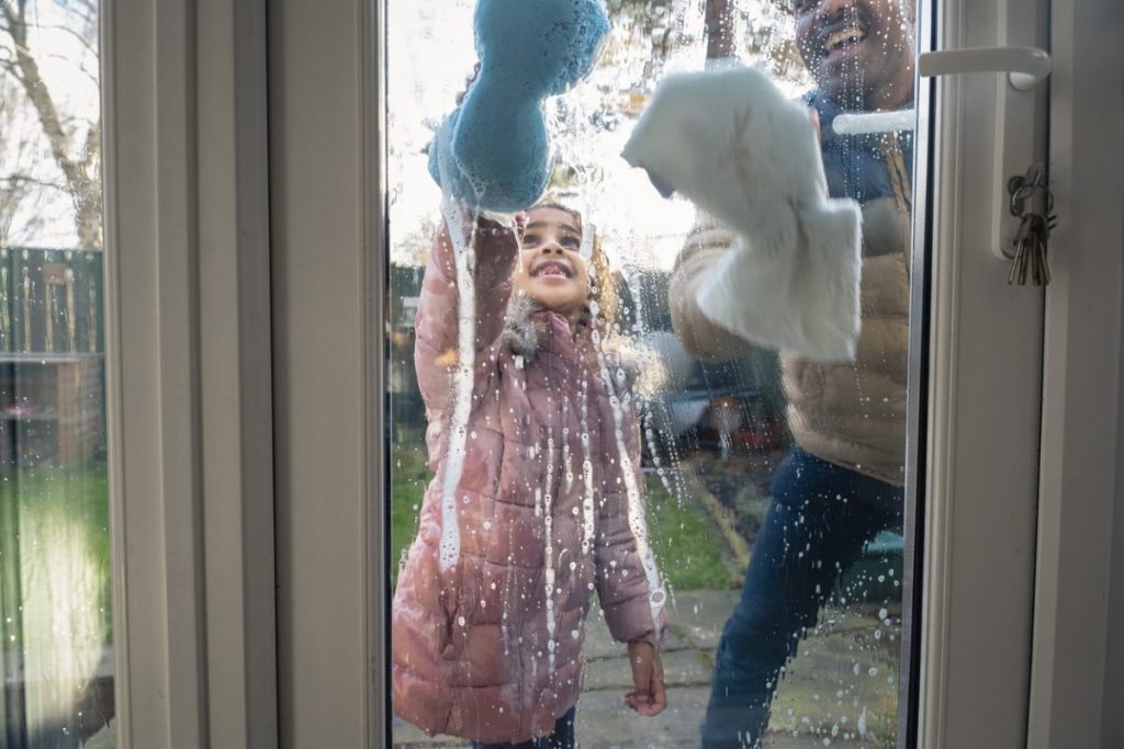 Un lavage de fenêtre en famille