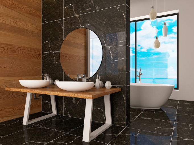Un carrelage noir brillant dans une salle de bains moderne