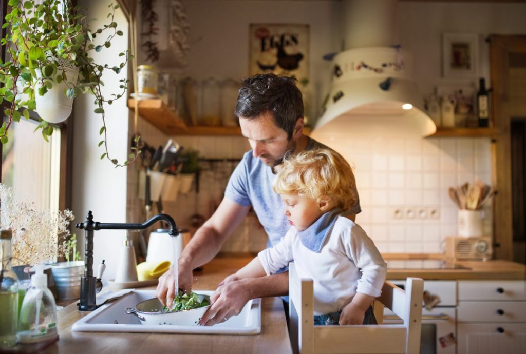 famille-en-cuisine-devant-le-robinet