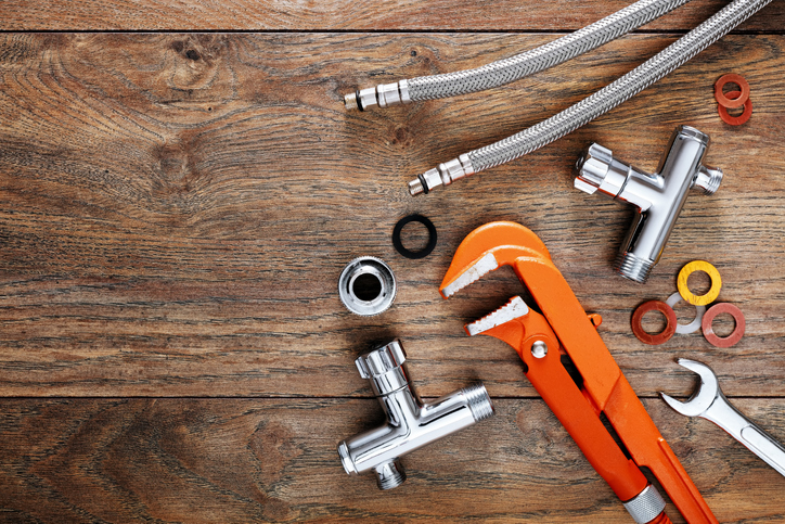 Certains des outils nécessaires de plomberie pour installer un adoucisseur