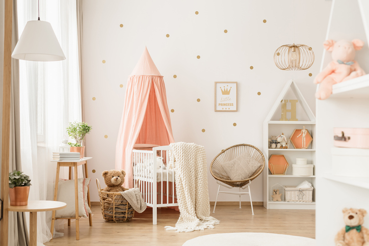 Du papier peint rose et or pour la chambre de bébé