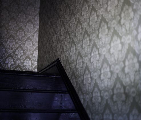 Un papier peint pour des escaliers en bois sombre