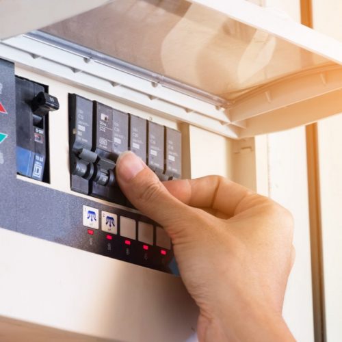 Comment remettre le courant chez soi après une panne ?