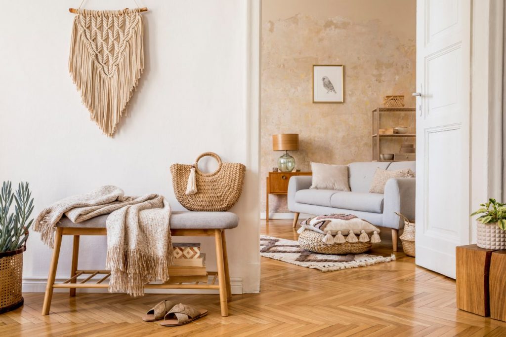 une entrée deco nature avec accès à un salon avec canapé gris clair