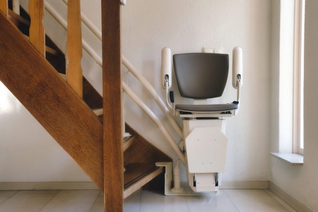 monte-escaliers-électrique-adapter son-logement-aux-personnes-agees