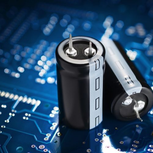 Comment reconnaitre le plus et le moins d’un condensateur ?