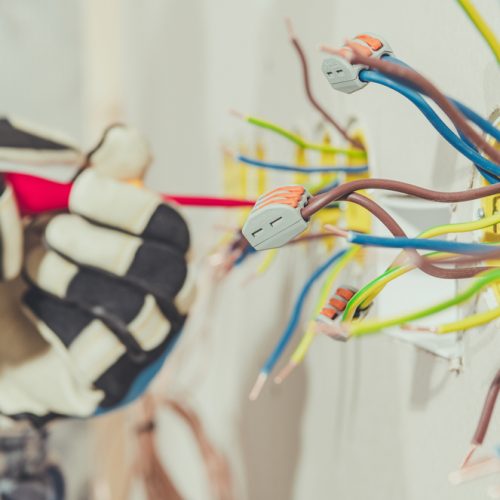 Qu’est-ce qui remplace les dominos en électricité ?