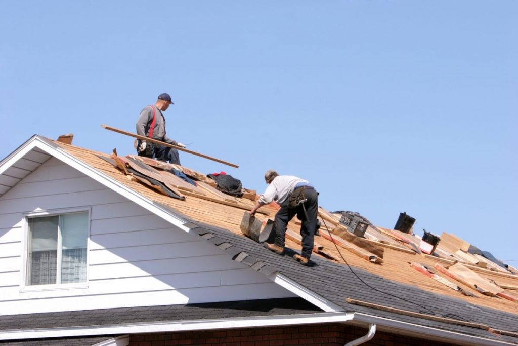 Des ouvriers travaillent sur une toiture