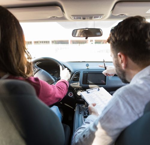 Passer son permis de conduire en voiture électrique : avantages et inconvénients