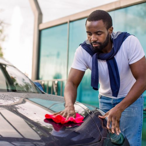 Comment laver sa voiture électrique ?