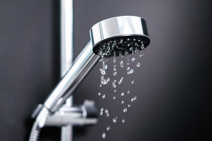 une douche chaude grâce au chauffe-eau instantané