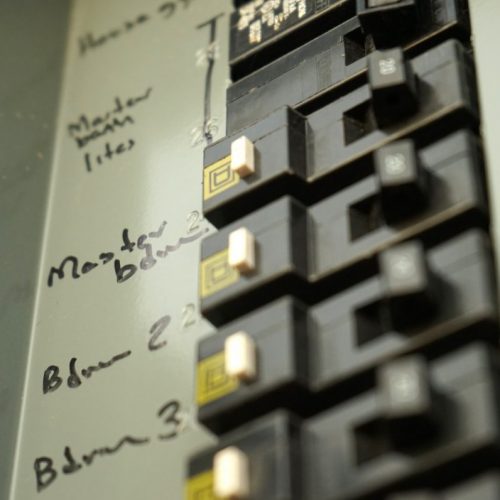 Remplacer un porte-fusible par un disjoncteur, est-ce possible ?