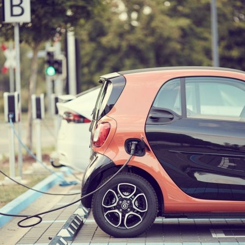 Borne de recharge pour voiture électrique : obligatoire dans les parkings publics en 2025