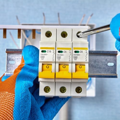 Quel disjoncteur choisir : bornes automatiques ou bornes à vis ?