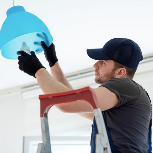 Comment changer une ampoule sans s’électrocuter : 3 étapes clés