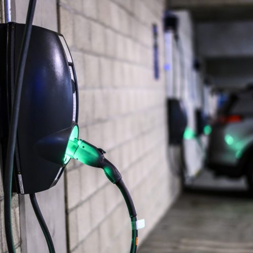 Borne de recharge en copropriété : solution collective ou individuelle ?