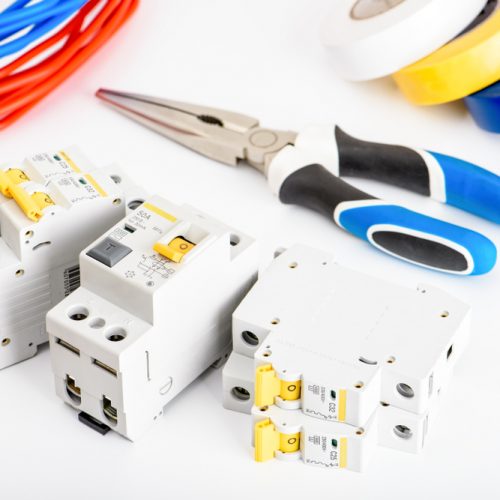 Peut-on mélanger les marques de matériel dans le tableau électrique ?