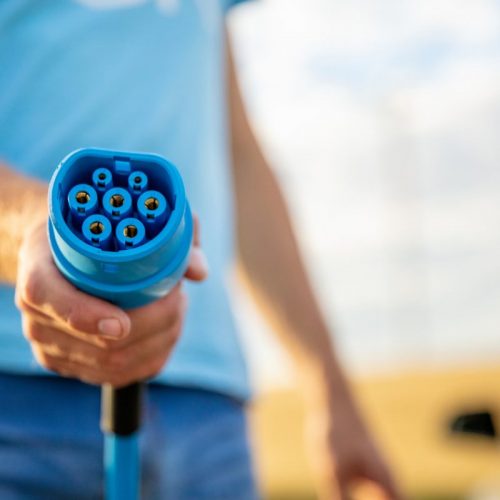 Le câble de recharge doit-il être monophasé ou triphasé ?