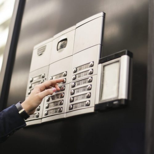 Pourquoi mon interphone grésille : causes et solutions