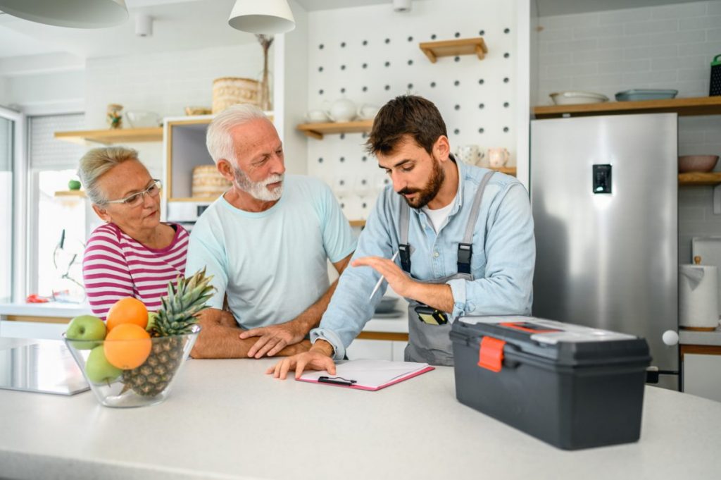 discussion-claire-entre-un-professionnel-et-ses-clients