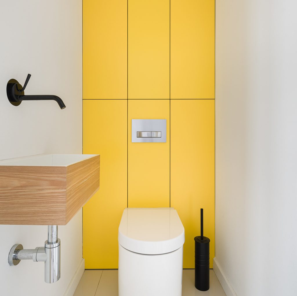 toilettes-peinture-jaune