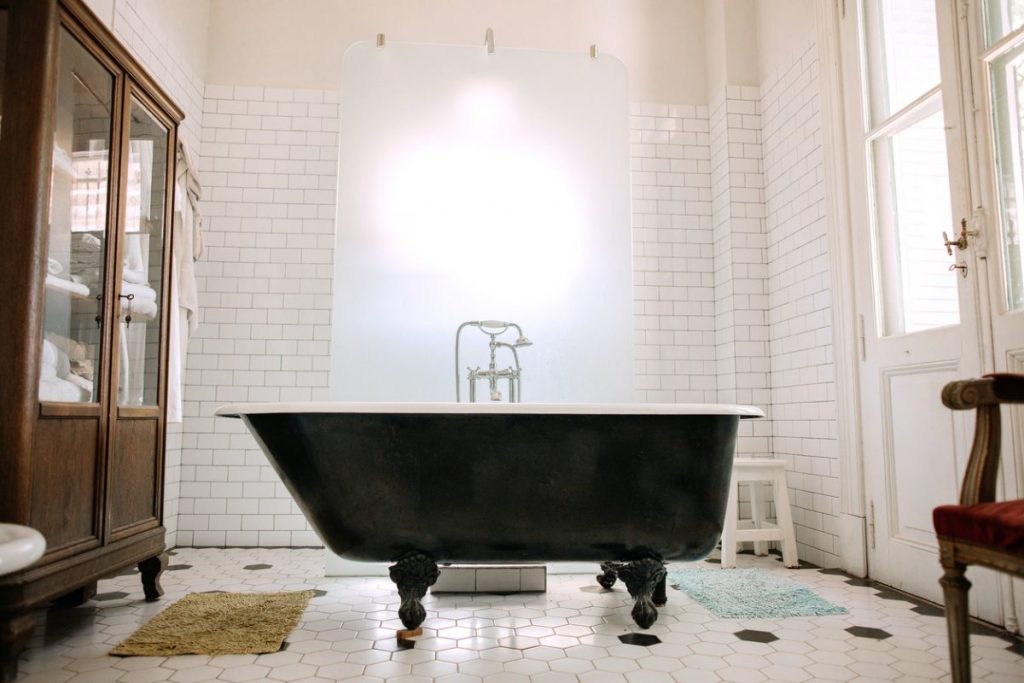salle de bain chic retro