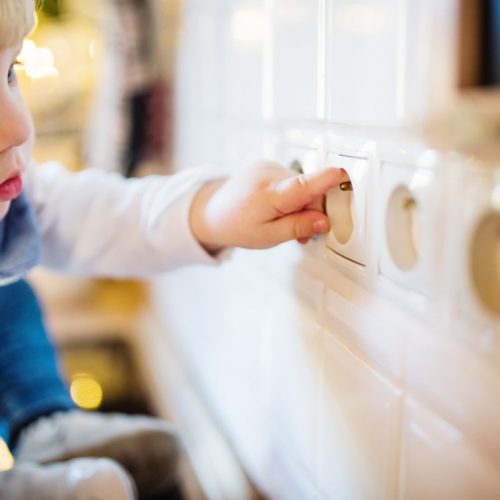 Enfants : comment sécuriser les installations électriques de sa maison ?