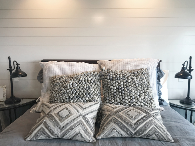 Lambris clair horizontale pour une chambre reposante