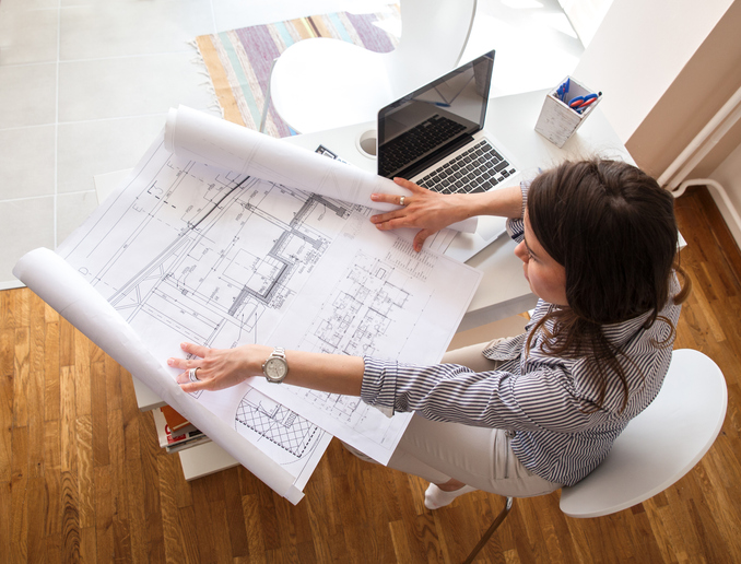 Une architecte travaillant sur un projet de rénovation