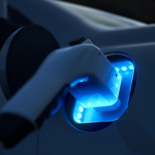 Recharger la batterie de votre voiture électrique à 100 %, risqué ?