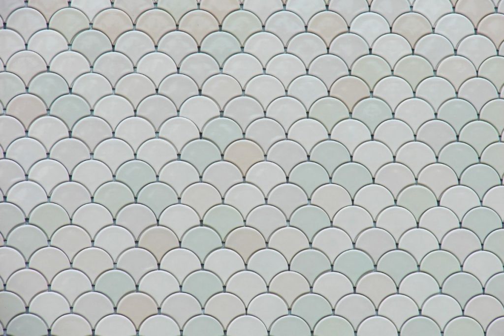 carrelage écailles de poisson blanc