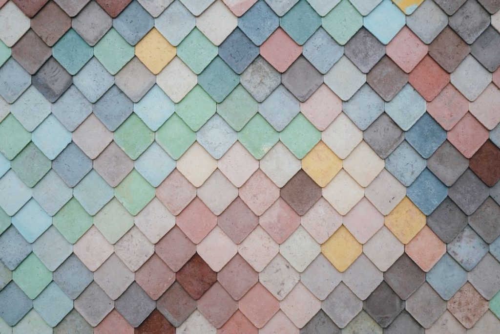 carrelage écailles de poisson coloré