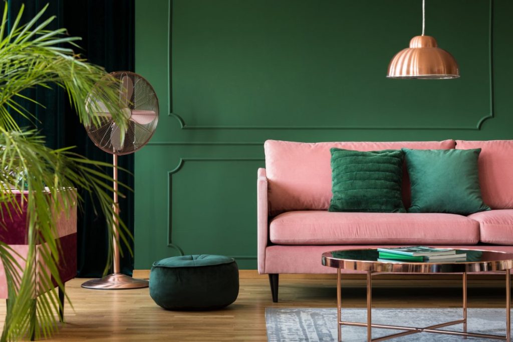 choisir sa peinture verte : un salon aux murs vert avec canapé rose