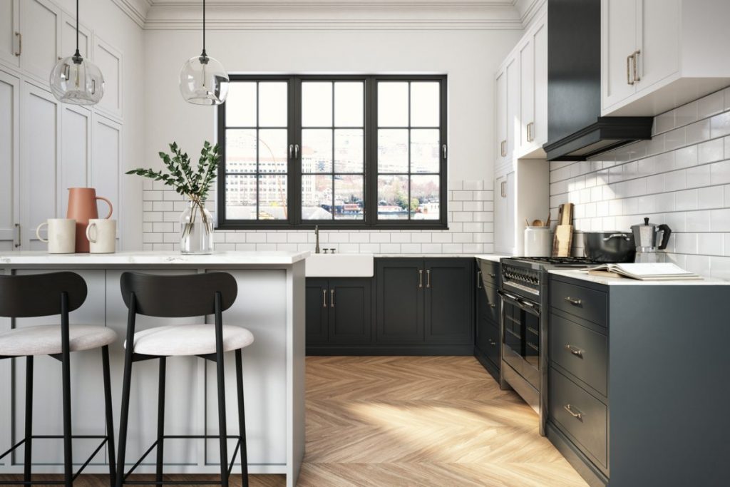 une cuisine équipée en G avec coin repas et déco noir et blanc
