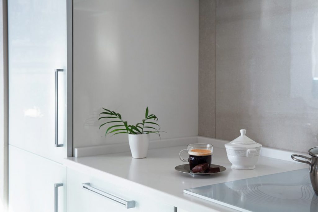 une cuisine équipée blanche