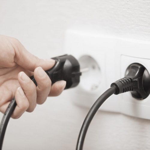 Comment reconnaître une prise électrique aux normes ?