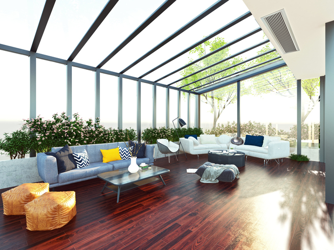 Un parquet massif comme revêtement de sol sur une véranda