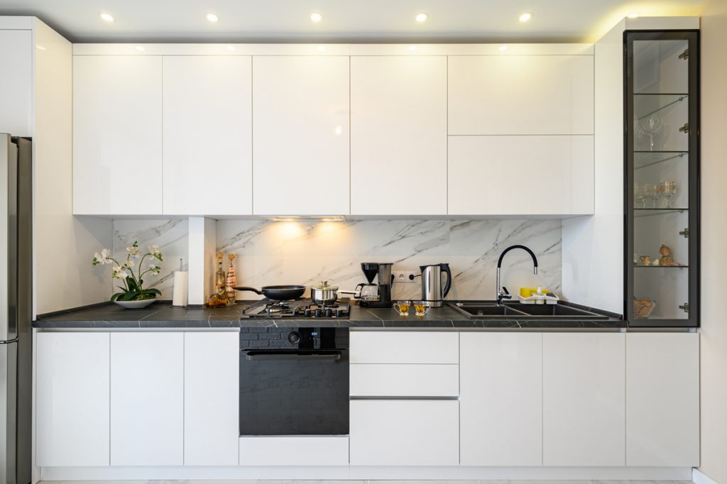 cuisine blanche moderne et lumineuse