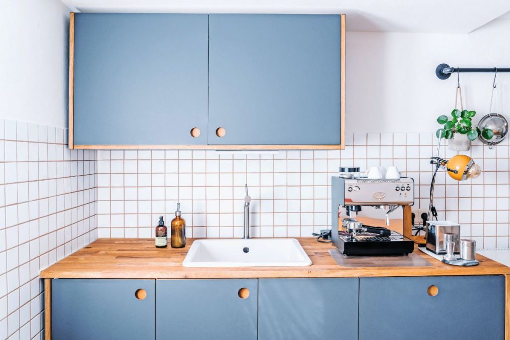 cuisine blanche et bois plan de travail