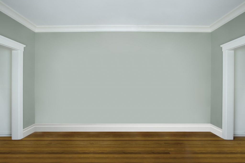 chambre vide avec plinthes