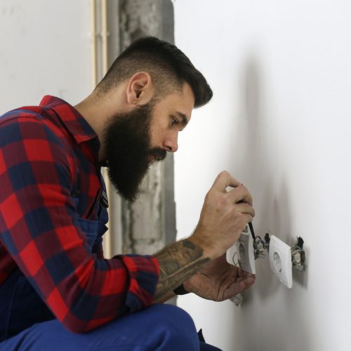 Installation électrique semi-encastrée : les règles de pose