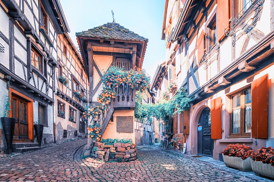 maison alsacienne rue pavée