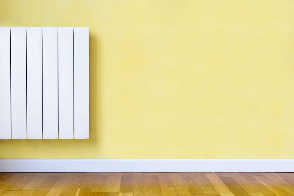 radiateur électrique sur mur jaune