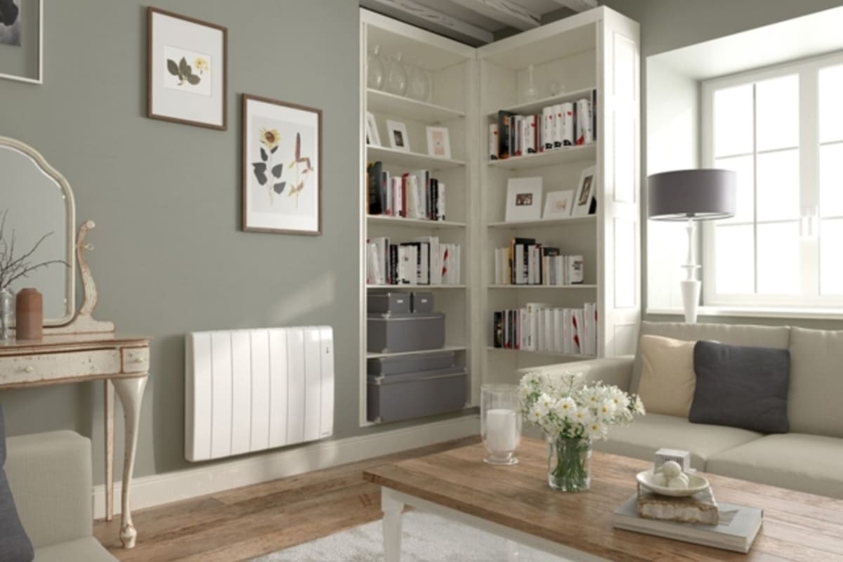 interieur cosy avec radiateur bibliotheque
