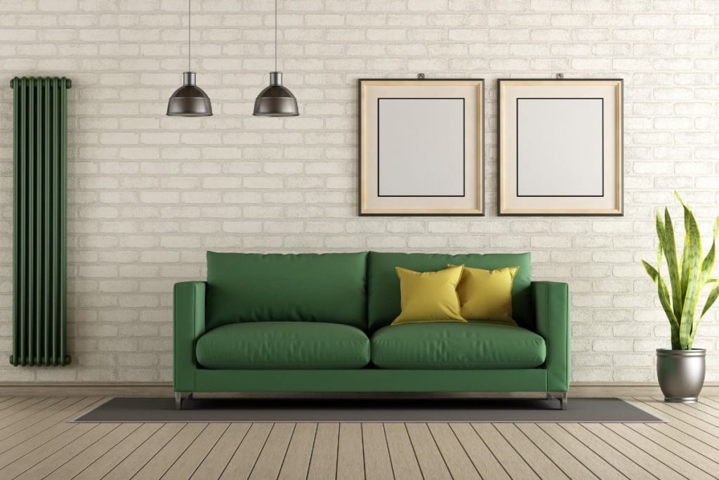 radiateur et canape vert dans salon epure