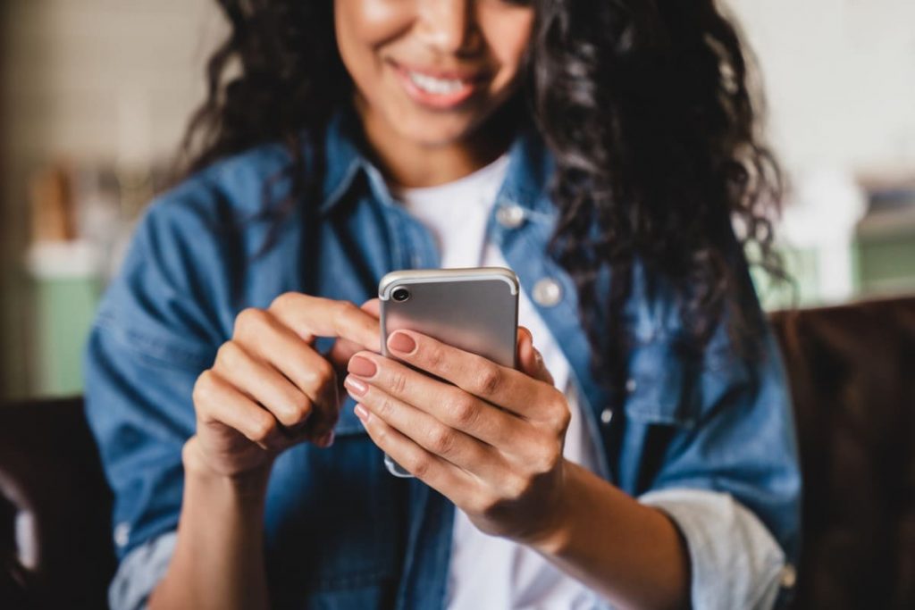 jeune femme sur son smartphone